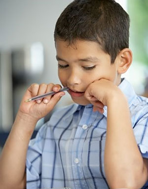 Почему ребенок грызет ручки, тетради, ногти…?